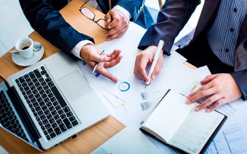 Tư vấn đầu tư – chuyên gia GGI làm việc với khách hàng